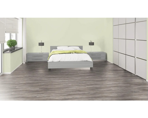 Spálňa s posteľou, nočnými stolíkmi, lampami a šatníkovou skriňou