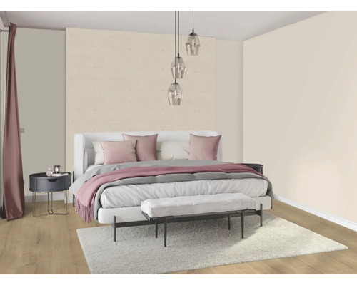 Svetlá spálňa s manželskou posteľou, nočným stolíkom, kobercom a závesnými svietidlami