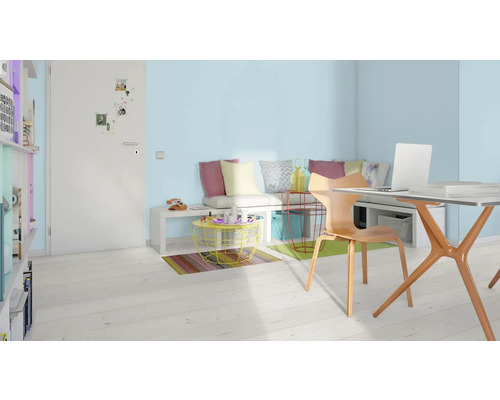 Svetlá pracovňa so stolom, stoličkou a dekoratívnymi prvkami pre priateľské prostredie