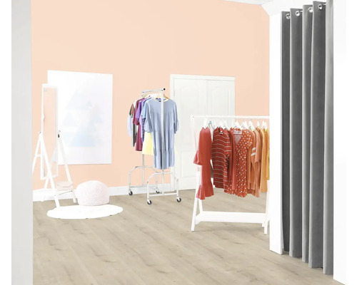 Svetlá miestnosť so stojanmi na šaty a závesom ako prezliekacia kabína