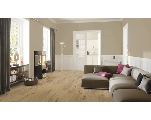 Obývacia izba s pohovkou, krbovými kachľami a drevenou podlahou