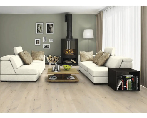 Obývacia izba s krbovými kachľami, pohovkami a drevenou podlahou