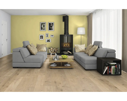 Svetlá obývacia izba so sivými pohovkami, krbom a drevenou podlahou