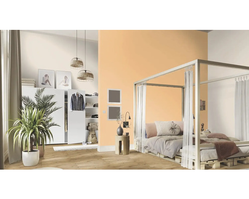 Spálňa s nebesami, šatníkovou skriňou a izbovými rastlinami pre svetlú a priateľskú atmosféru.