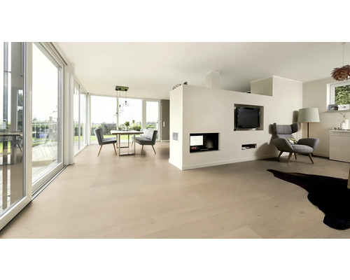 Svetlá obývacia izba s drevenou podlahou, jedálenským stolom a stoličkami