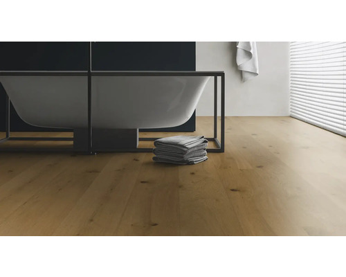 Kúpeľňa s vaňou a drevenou podlahou