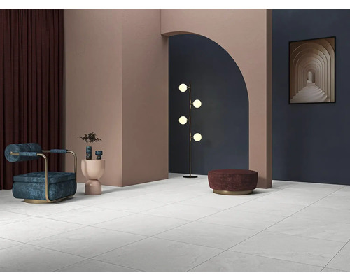 Svetlá izba s dlažbou, kreslom, lampou a dekoráciou