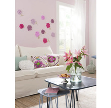 Obývacia izba s pohovkou, stolom a dekoráciou na stenu pre priateľskú atmosféru