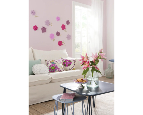 Obývacia izba s pohovkou, stolom a dekoráciou na stenu pre priateľskú atmosféru