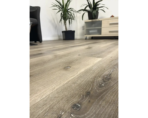 Detail laminátovej podlahy v obývacej izbe.