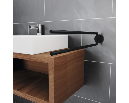 Umývadlo so skrinkou a otočným držiakom na uteráky v kúpeľni