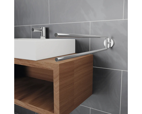 Kúpeľňa s umývadlom, skrinkou pod umývadlo a držiakom na uteráky