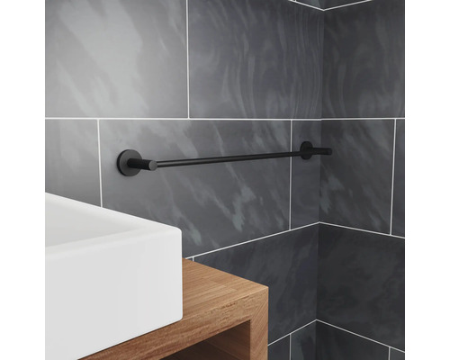 Čierny nástenný držiak na uteráky v kúpeľni