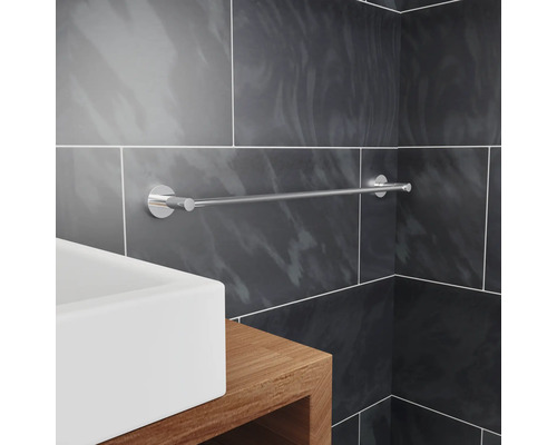 Kovový držiak na uteráky v kúpeľni s umývadlom