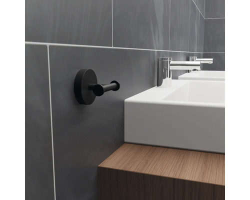 Kúpeľňa s umývadlom, batériou a čiernym háčikom na uteráky