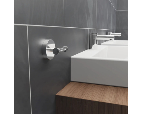 Kúpeľňa s umývadlami, batériami a vešiakom na uteráky