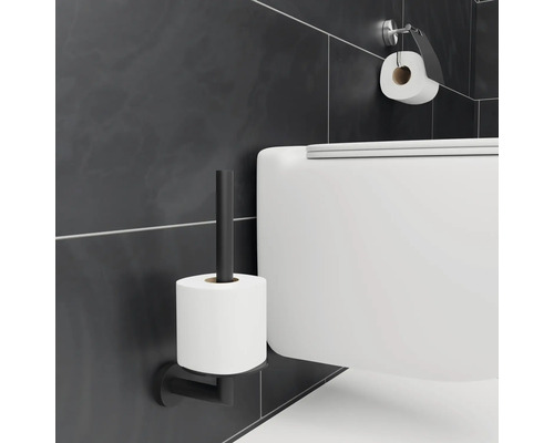 Závesné WC s držiakom toaletného papiera a toaletným papierom