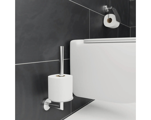 Kúpeľňa s toaletou, držiak toaletného papiera s papierom a WC kefa