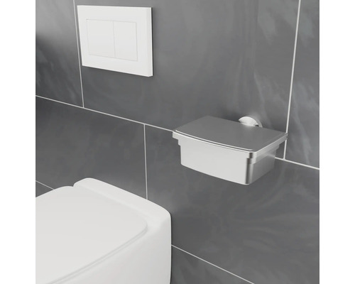 Interiér kúpeľne s toaletou, ovládacím tlačidlom a držiakom toaletného papiera