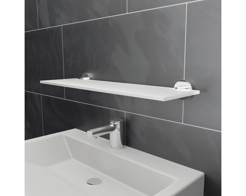 Umývadlo s policou v kúpeľni