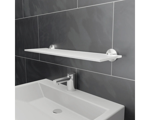 Biela nástenná polica nad umývadlom v kúpeľni