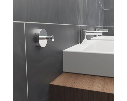 Detail kúpeľne s háčikom na uteráky na stene vedľa umývadla