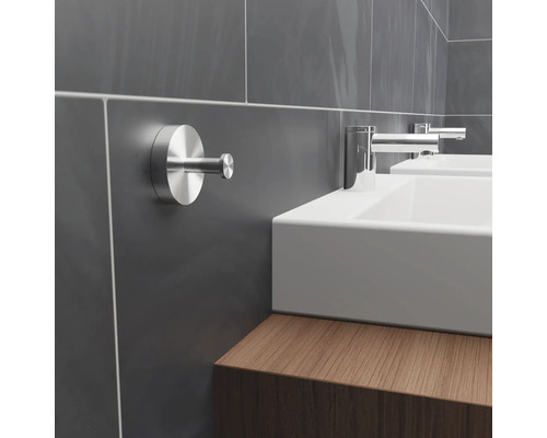 Kúpeľňa s háčikom na uteráky a umývadlami