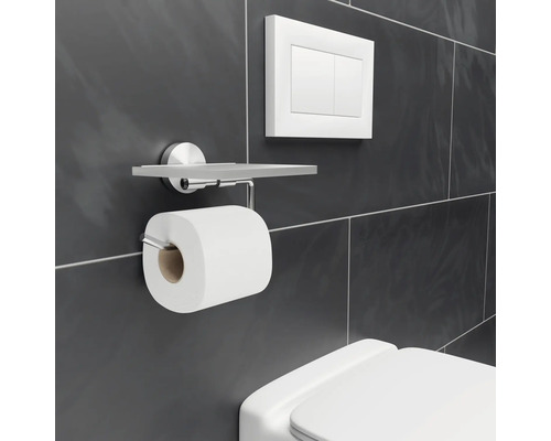 Držiak toaletného papiera s poličkou a splachovacím tlačidlom na stene