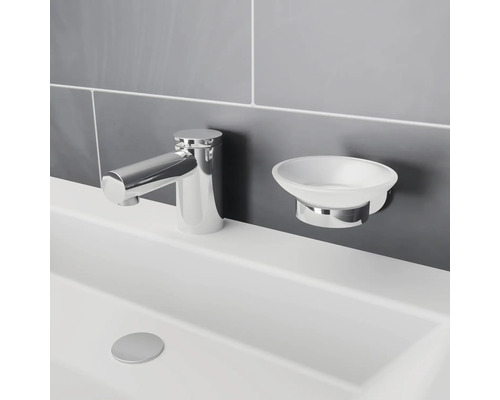 Umývadlová batéria a miska na mydlo v kúpeľni