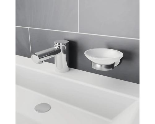 Umývadlová batéria a miska na mydlo v kúpeľni