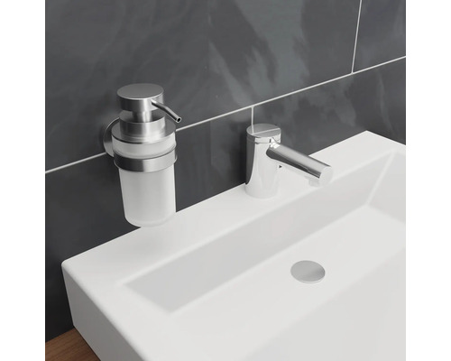 Umývadlo s batériou a dávkovačom mydla v kúpeľni