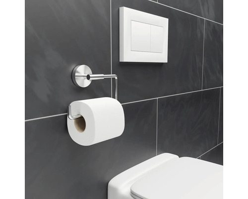 Kovový držiak toaletného papiera, splachovanie toalety a záchodová misa v kúpeľni
