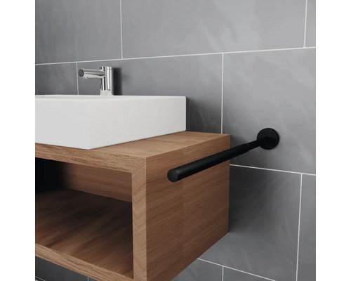 Kúpeľňa s umývadlom, drevenou skrinkou a čiernym držiakom na uteráky