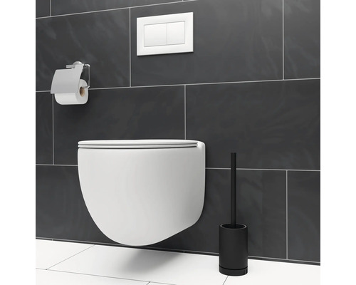 Závesné WC s držiakom toaletného papiera a kefou na toaletu pred sivou stenou