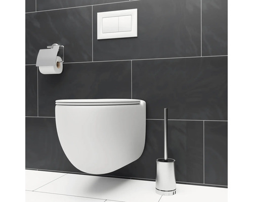 Závesné WC s držiakom toaletného papiera, splachovacím tlačidlom a WC kefou