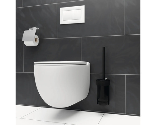 Moderná kúpeľňa so závesným WC, WC kefou a držiakom toaletného papiera