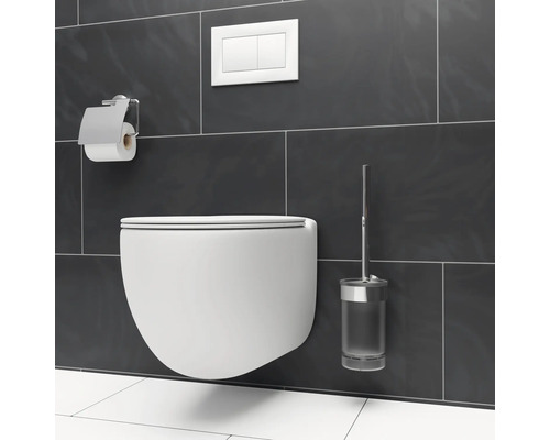 Moderná kúpeľňa s nástenným záchodom, držiakom toaletného papiera, splachovacím tlačidlom a WC kefou