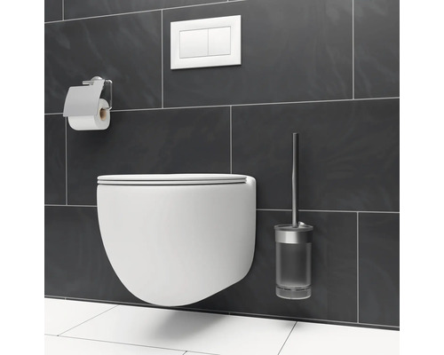 Závesné WC s držiakom toaletného papiera, ovládacou doskou a WC kefou