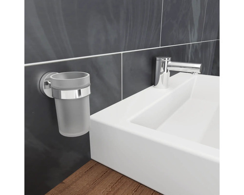 Nástenný držiak na pohár na zubné kefky vedľa umývadla