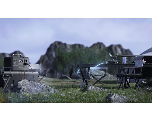 Kempingová scéna s generátorom prúdu, kempingovým stolom a stoličkami na pozadí hornatej krajiny