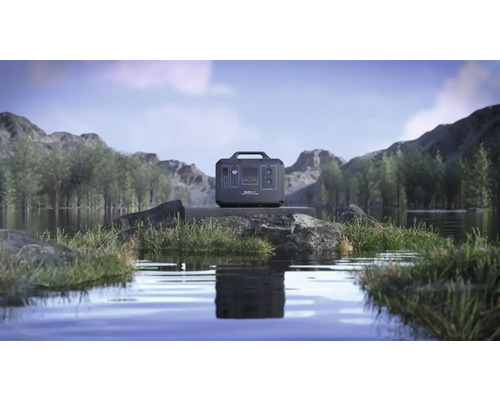 Prenosná napájacia stanica Bluetti na kameni pri jazere