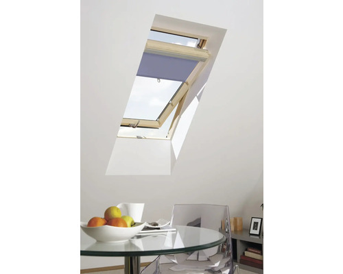 Strešné okno s roletou vo svetlej podkrovnej izbe