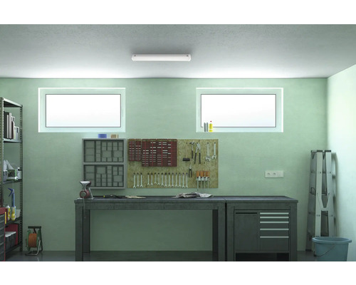 Dielňa s pracovným stolom, stenou na náradie, regálmi a oknami