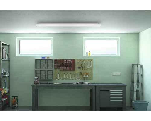 Dielňa s pracovným stolom, regálmi, náradím a žiarivkou