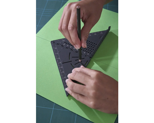 Kreslenie čiary pomocou trojuholníka a ceruzky na papier