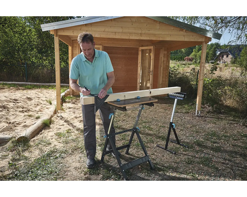 Muž, uholník, ceruzka a pracovný stôl v záhrade