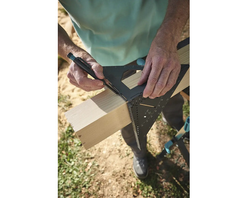 Osoba používa uhlomer a ceruzku na označenie kusu dreva.