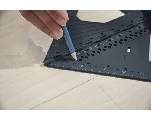 Osoba používa uholník a ceruzku na rysovanie na drevo.