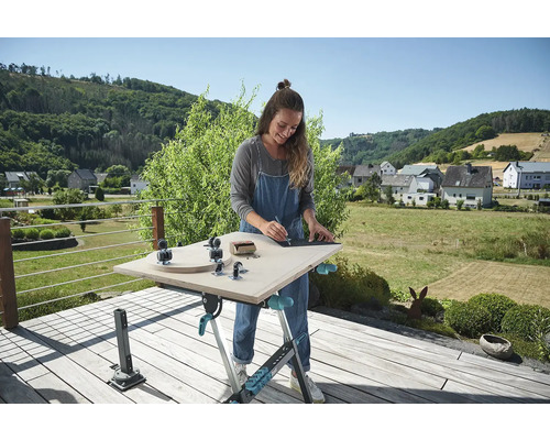 Žena pracuje vonku na pracovnom stole