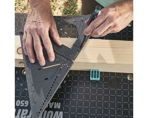 Osoba používa uhlomer na označenie čiary na drevenej doske.